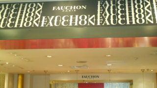 焼き上がりのパンで行列