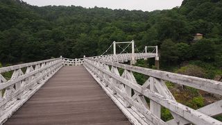 白い橋が雰囲気があります
