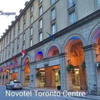 建物はガラス張り高層ビルの町にしては古風