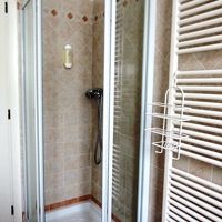 シャワーブスーは一般的ですが、バスルームは広々。