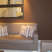 マンションの居間のようです。