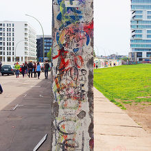 横から見ると結構薄いベルリンの壁