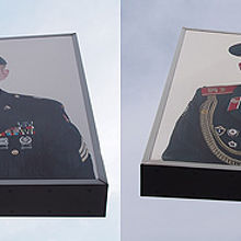 アメリカ兵(左)で 西ベルリンから東をみると、ソ連兵の写真(