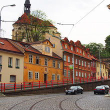 この写真に見える 黄色い建物の前にある坂を上がります
