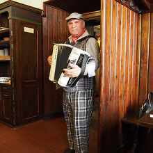 アコーディオン奏者がやってきました。