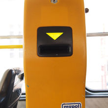 チケットを一枚ずつこの機械に入れて打刻します。