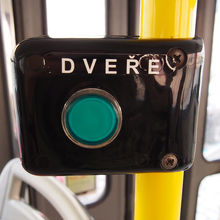 降りる時はこのボタンをポチっと押せば大丈夫です。