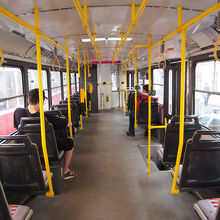 車内。いつも比較的混雑していました。市民の足なのでしょうね