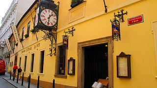 かなりの有名店なのでたくさんの観光客がいました。アコーディオンのおじさんが雰囲気あげてくれます。