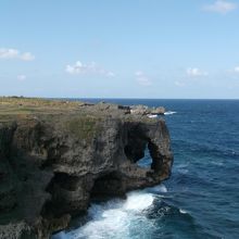 第一の観光ポイントは万座毛。