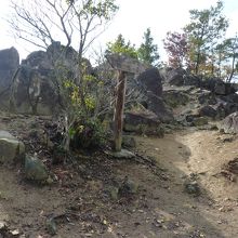 石垣が残り当時をしのぶことが出来る、