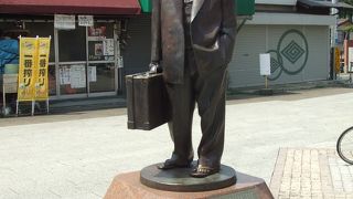 寅さんと記念撮影ができます・・銅像だけど