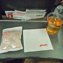 軽食。プレッツエルとソフトドリンクのみ。