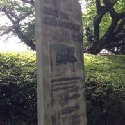 テニスを「庭球」と呼びたくなるような公園です。