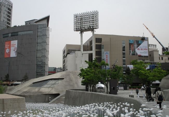 東大門歴史文化公園 照明塔   かつての東大門運動場にあった照明塔