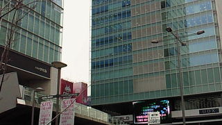 食べ物の店が色々あるオフィスビル