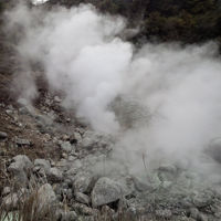 ホテルを出るとすぐ地獄巡りができる。部屋からも見える。。