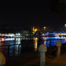 川の両岸はイルミネーションが綺麗です