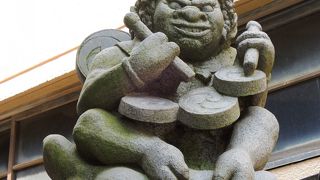 門前に風神雷神がお出迎え