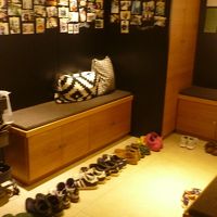 施設内では、土足でなくスリッパに履き替えます。