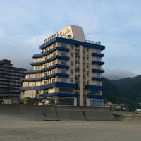 まさに砂浜に建つホテル♪