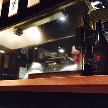 炭火で焼いている様子