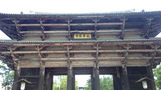 吹き抜けになっている大きな門!!