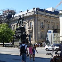 通りの中央にあるフリードリヒ大王の騎馬像