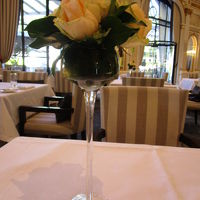 テーブルの上のフラワーアレンジのバラ