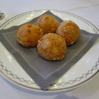 アミューズ。チーズ味のシュー