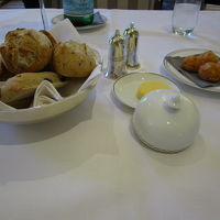 3種のパン。セレアル、オリーブ、セーグル。