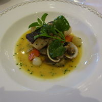 メイン：タラのロースト。アルチチョーク、オニオン、人参、貝。