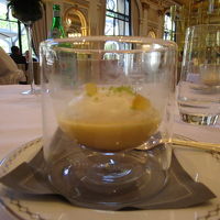 デザートの器がおしゃれ。横から写してみた。