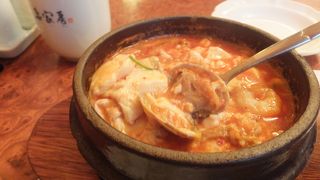 １Ｆは韓国惣菜店、２Ｆ・３Ｆは韓国料理のレストランです