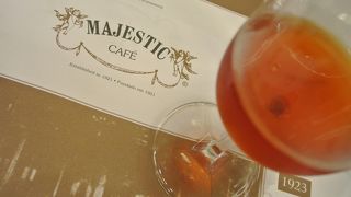 歴史を感じる美しいカフェ