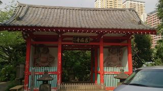 インパクトある朱色の山門