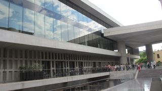 アクロポリ駅のすぐそばにあります