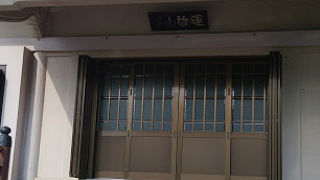 赤御影石の山門が印象的