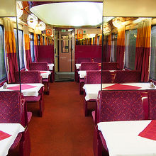 車内の食堂車で朝食を頂きました。