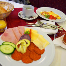 食堂車の朝食は中々美味しかったです