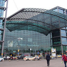 かなり立派な建物でお店もいっぱいです