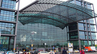 かなり立派な駅で事前に調べておかないと迷います。