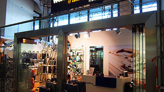 リモワのルフトハンザverが欲しくてお邪魔。品物も豊富でオススメです