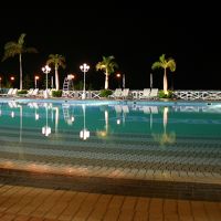 夜のプールサイドで夜景撮影