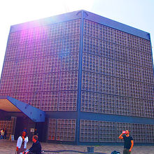 青の教会と呼ばれる建物はこちらです。