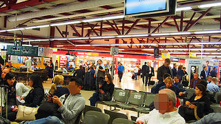 LCCのゲートは人ごみが多く、居心地は悪かったです