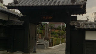 奥行ある境内で本堂はひっそりと建っています。