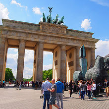 1791年、平和の象徴として建てられました。