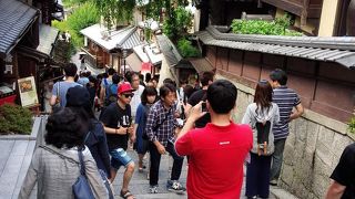 京都ならではの雰囲気のある坂