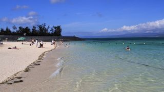 古宇利大橋の袂の広々としたビーチ